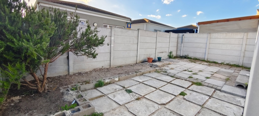 2 Bedroom Property for Sale in Strandfontein Village Western Cape